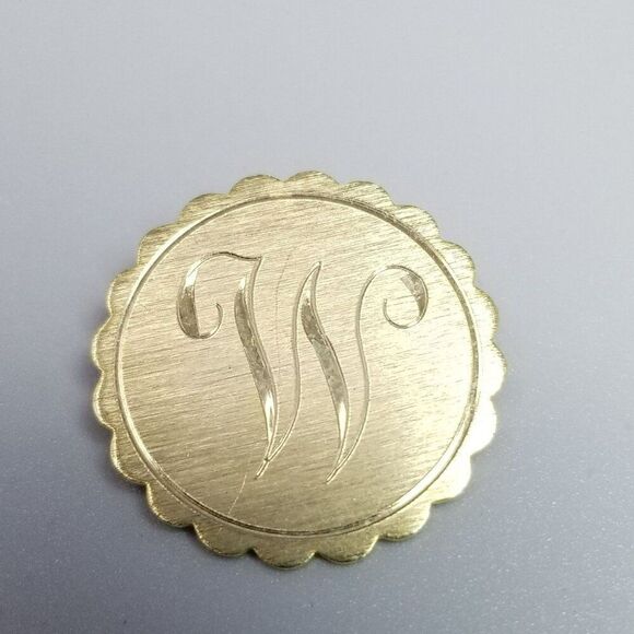 Vintage W Engraved Round Brooch Scalloped Edge Gold Tone Monogram Initial Letter - Picture 7 of 7